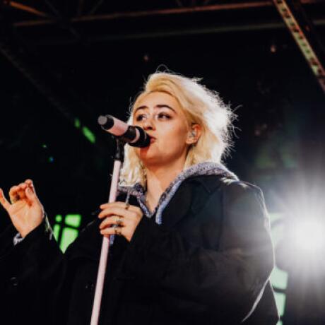 Bente opent 3FM Serious Request met themalied 'Hoogtevrees'